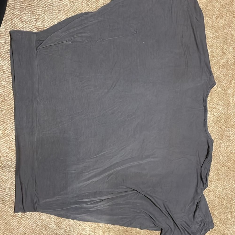 Ladies top. - Picture 3 of 4